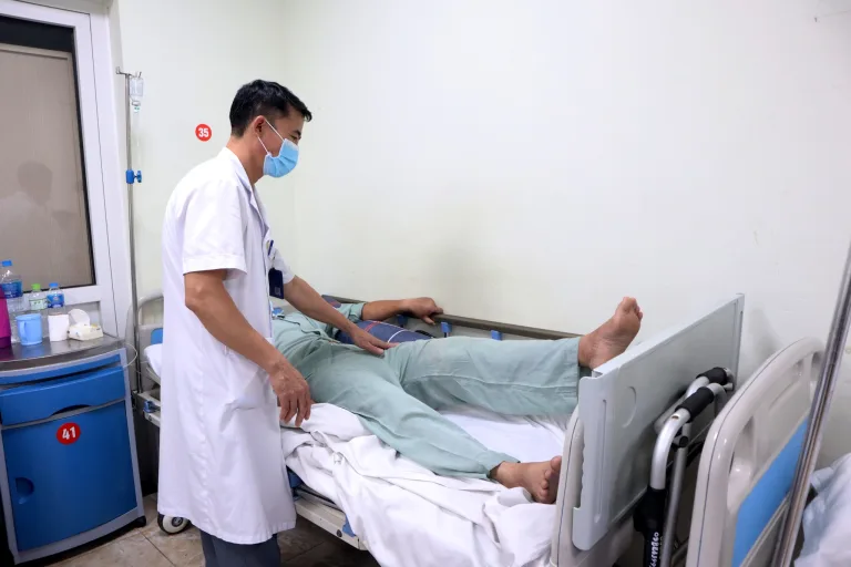 Thay khớp háng toàn phần cho người đàn ông nhiễm HIV bị hoại tử chỏm xương đùi 2 bên