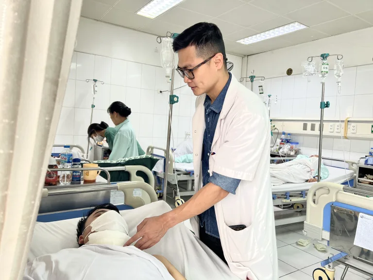 Cứu người đàn ông bị thanh sắt đâm xuyên cổ