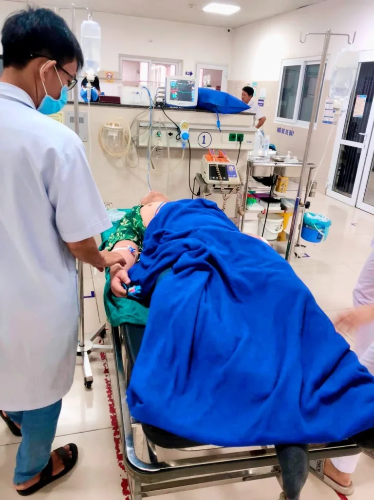 Khó thở, phù mí mắt sau 5 phút uống thuốc giảm đau