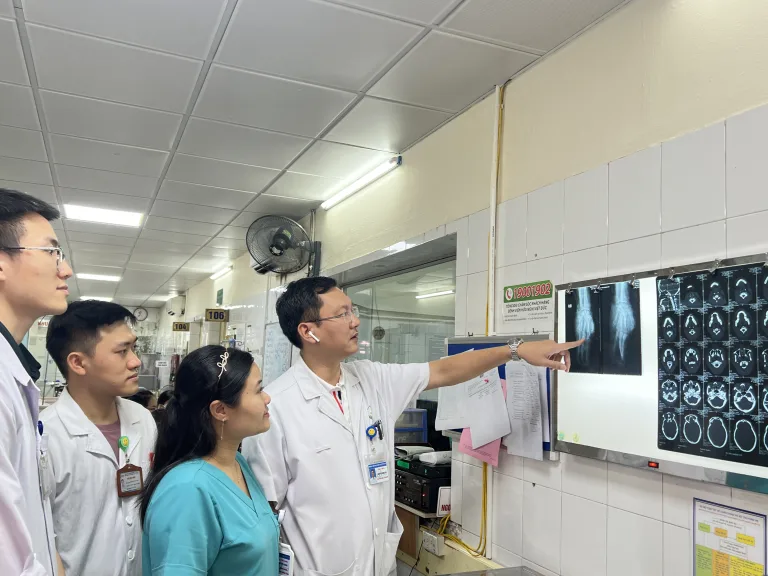 Người phụ nữ bị mù mắt, đa chấn thương vì điện thoại phát nổ do vừa dùng vừa sạc pin