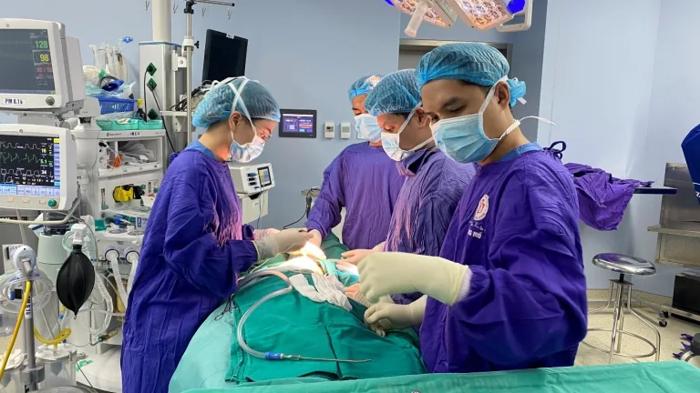 Tiêm filler trẻ hóa khuôn mặt, cô gái nhập viện với khối áp xe ở má