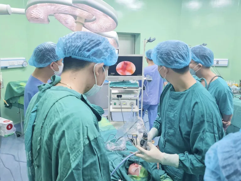 Trẻ sơ sinh bị dị tật tịt lỗ mũi sau 2 bên hiếm gặp