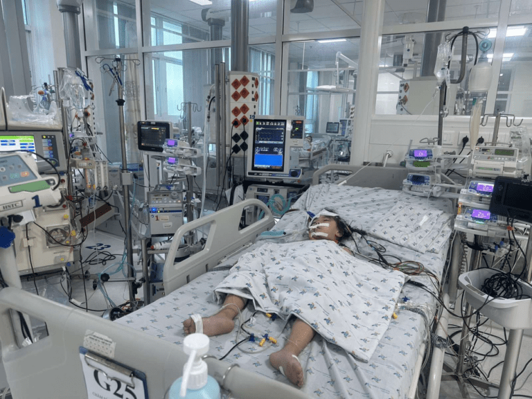 Trẻ mắc tay chân miệng biến chứng hô hấp, tổn thương tim nặng