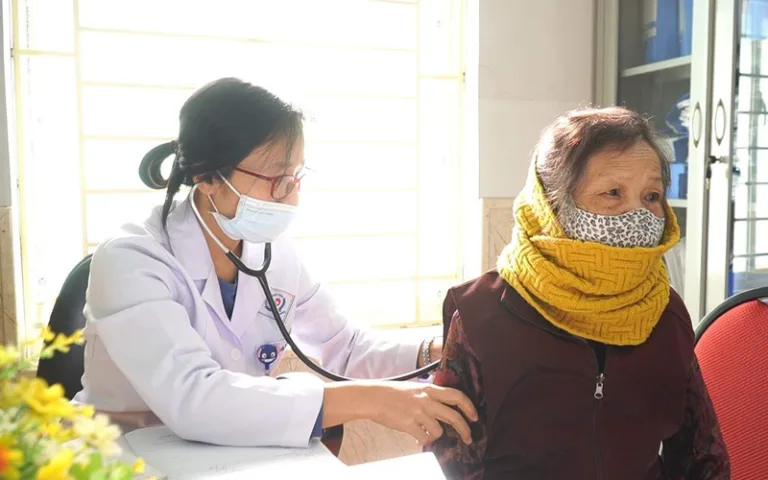 Phòng đột quỵ cho người cao tuổi khi trời lạnh
