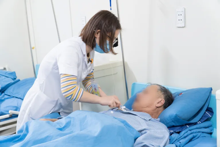 Đi khám vì đau đầu, liệt nửa người, phát hiện ung thư phổi di căn