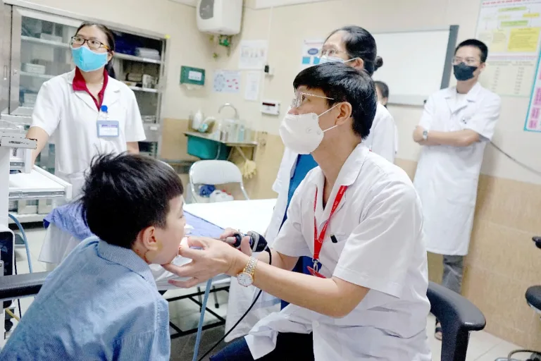 Loại bỏ khối u khoang bên họng xâm lấn nền sọ cho bé trai