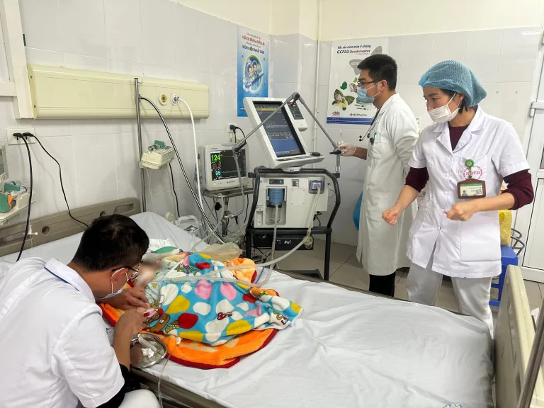 Bé 2 tháng tuổi phải thở máy do nhiễm virus RSV