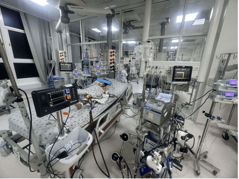 Bé gái viêm cơ tim tối cấp, sốc tim sau 2 ngày bị sốt