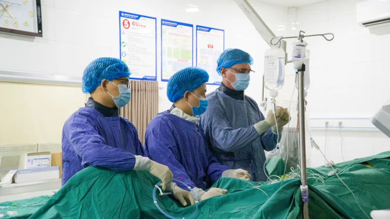 Cấp cứu bệnh nhân nhồi máu cơ tim cấp, tắc hoàn toàn động mạch chính nuôi tim