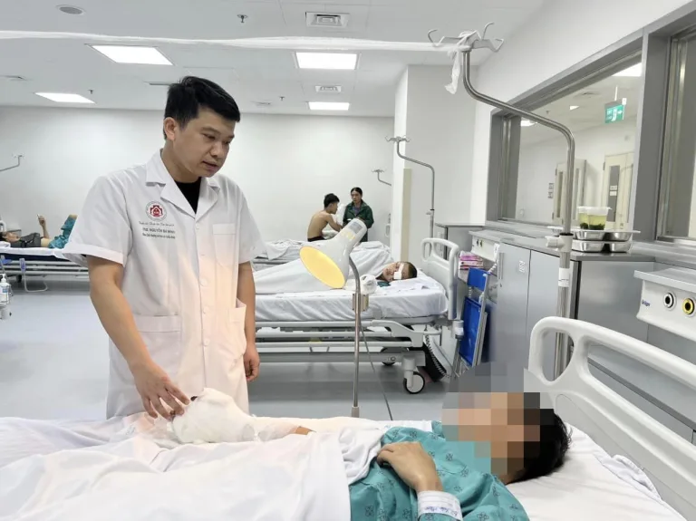 Một bệnh viện ở Hà Nội tiếp nhận 15 ca tai nạn pháo nổ trong 1 ngày