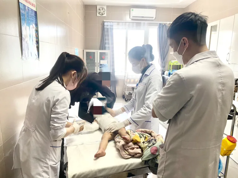 Trẻ bị bỏng nặng do sự bất cẩn của người lớn