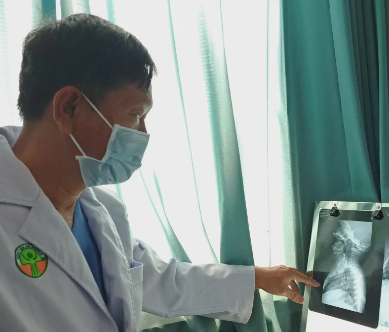 Lấy kim băng mắc ở thực quản bé trai